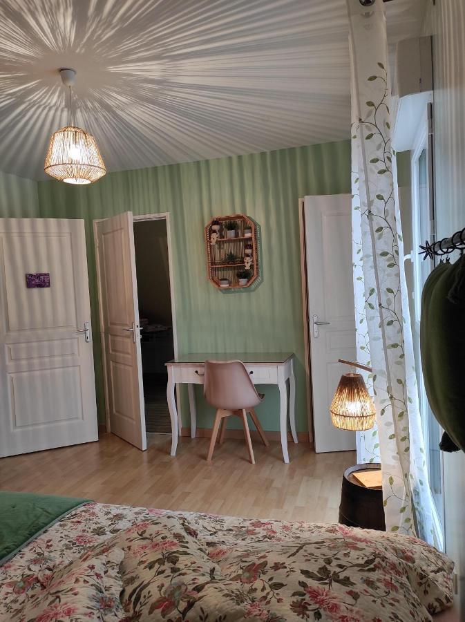 Le Logis Du Livier Otel Saint-Georges-sur-Layon Oda fotoğraf